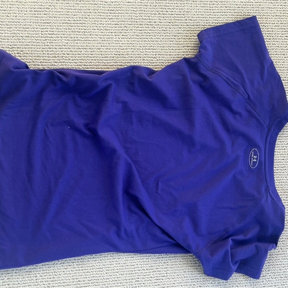 🌿Under Armour Women’s Purple V-Neck Shirt, size XS🌿 - Picture 3 of 5
